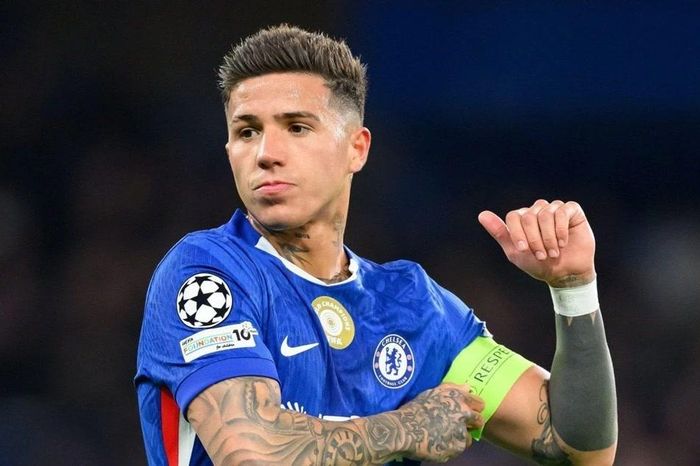 Chelsea trừng phạt thủ lĩnh vì 'đứng núi này trông núi nọ'