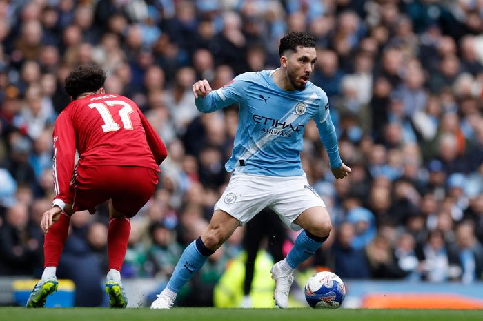 Cherki gây tranh cãi vì mặc áo Liverpool trên ghế dự bị
