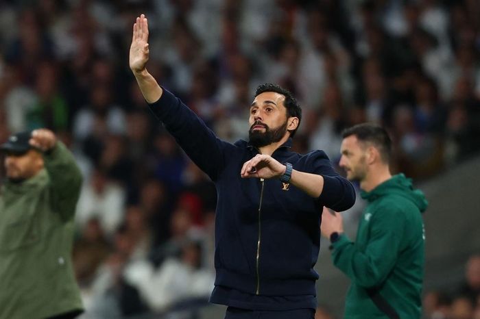 Chiếc áo 2.200 euro của Arbeloa gây bão giữa trận thua Bayern