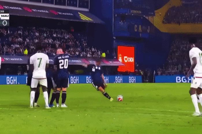 Chiêm ngưỡng cú sút phạt khiến Messi vỗ tay tán thưởng