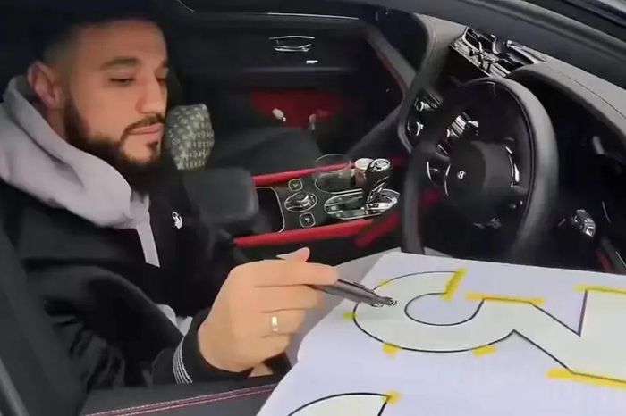 Chữ ký nguệch ngoạc gây sốt của cầu thủ MU