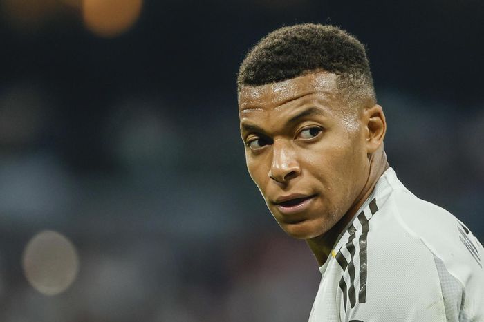 Chuyện khó tin: Bác sĩ Real Madrid điều trị... nhầm chân Mbappe