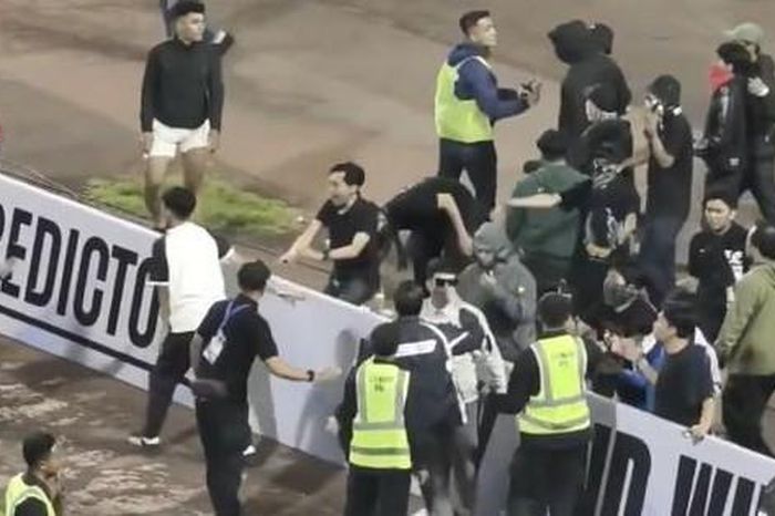 Cổ động viên tức giận tràn vào sân tấn công cầu thủ đối phương