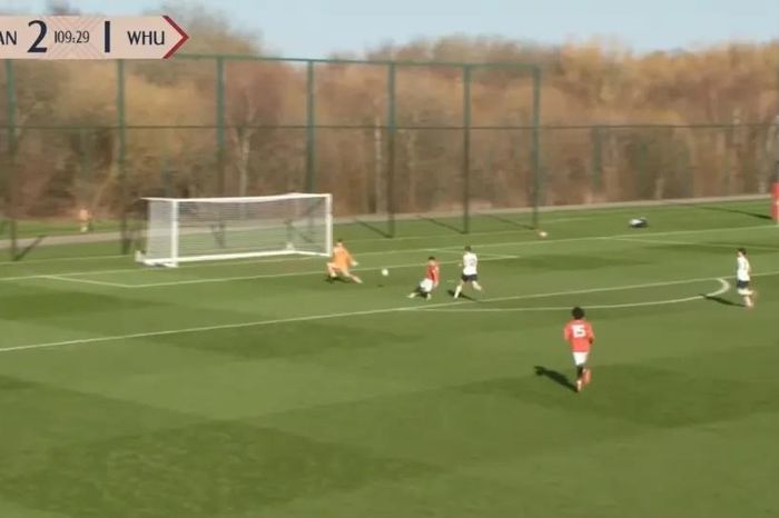 Con trai Rooney bứt tốc ghi bàn