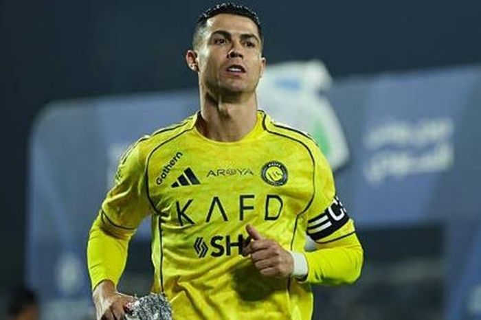 Cristiano Ronaldo cán mốc 960 bàn thắng