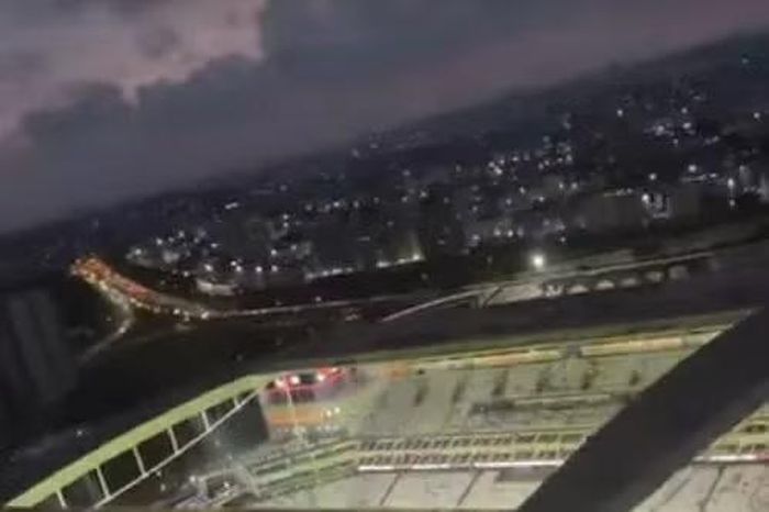 Cựu sao Man Utd gây sốt khi đi trực thăng tới sân cổ vũ đồng đội