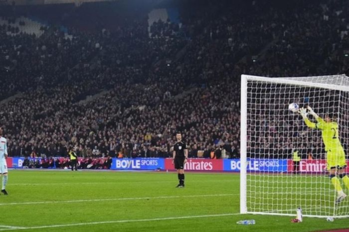 Dango Ouattara và cú Panenka thảm họa: Cái giá của sự kiêu ngạo tại FA Cup