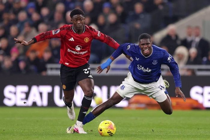 Đánh bại Everton, MU trở lại top 4 Ngoại hạng Anh