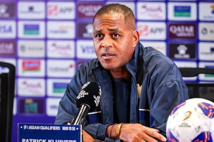 Đen đủi như Patrick Kluivert, thất bại cùng 2 đội tuyển ở vòng loại World Cup 2026