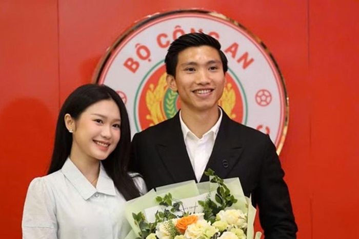 Đoàn Văn Hậu gia hạn 3 năm với CLB CAHN, xuất hiện cùng vợ giữa bão dư luận