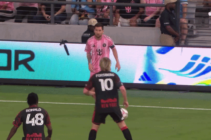 Đồng đội làm hỏng pha kiến tạo đẹp mắt của Lionel Messi
