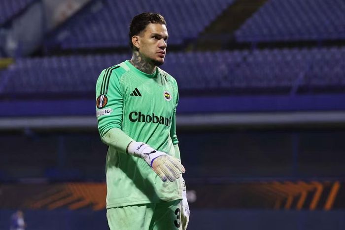 Ederson nổi nóng sau khi bị tấn công từ khán đài