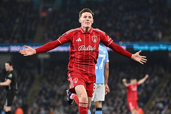 Elliot Anderson và canh bạc 80 triệu bảng: Chọn suất đá chính tại Man Utd hay vinh quang cùng Man City?