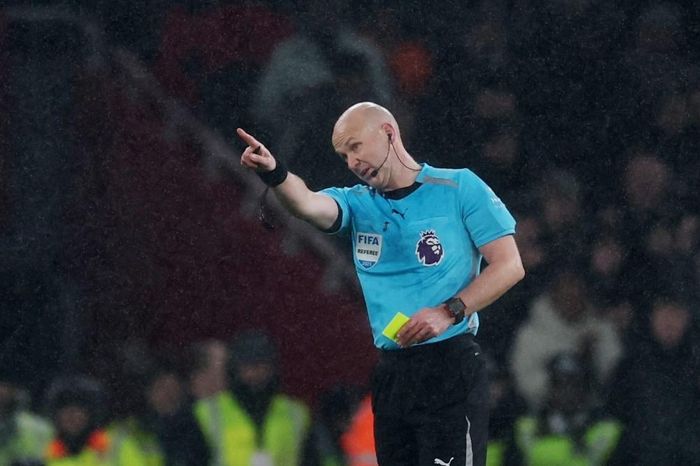 Fan Chelsea dậy sóng vì trọng tài