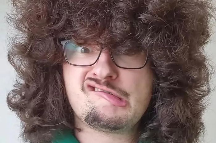 Fan MU gây sốt trên mạng lên tiếng về 500 ngày chờ đợi cắt tóc