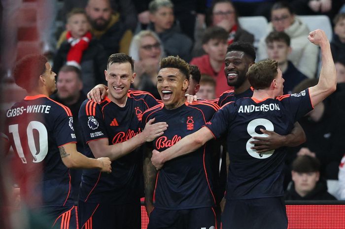 Forest đẩy Tottenham và West Ham vào cửa tử