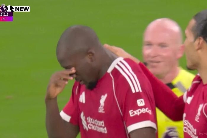 Ghi bàn trong ngày trở lại sau biến cố gia đình, cầu thủ Liverpool bật khóc