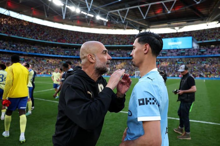 Giấc mơ giành cú ăn ba của Man City vẫn còn