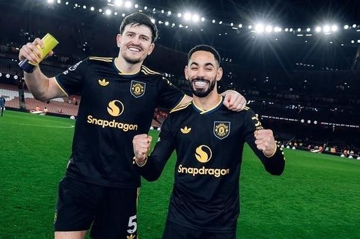 'Giáo sư' Wenger chúc mừng Carrick, Arsenal đáng thua MU