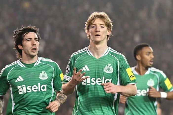 Gordon ghi 'poker', Newcastle chơi tennis trên sân Qarabag