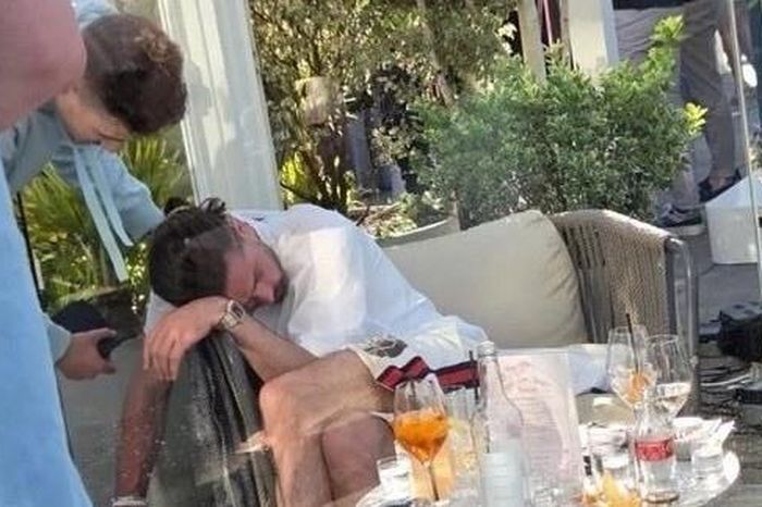 Grealish ngủ gục ở quán bar