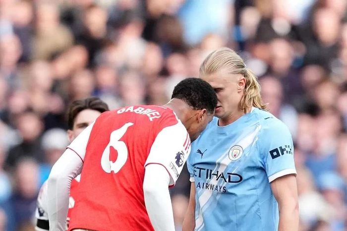 Haaland 'cứu' trung vệ Arsenal thoát thẻ đỏ