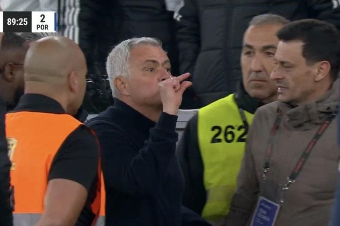 Hai án phạt liên tiếp cho 'Người đặc biệt' Mourinho