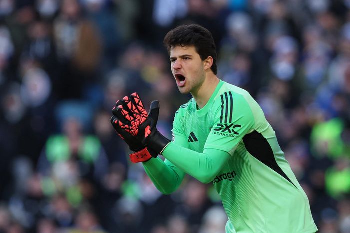 Hai đời HLV MU phản đối việc mua Lammens