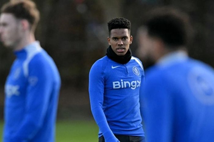 Hàng thủ Chelsea khủng hoảng: Estevao Willian làm khổ các đàn anh trên sân tập