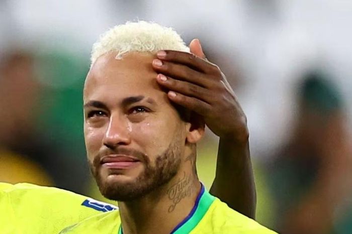 Hành động kỳ lạ của Neymar