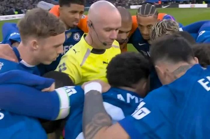 Hành động 'lạ' của trọng tài trận Chelsea thua Newcastle ở Ngoại hạng Anh