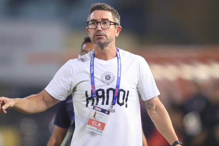 Harry Kewell khen nức nở tiền vệ đang trong 'tầm ngắm' của ông Kim Sang Sik