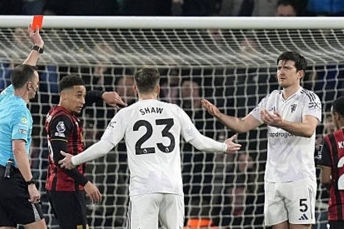 Harry Maguire bị truất quyền thi đấu sau khi nhận hai tin vui liên tiếp