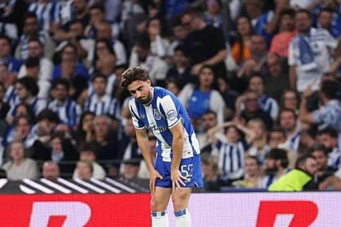 Hậu vệ Porto phản lưới nhà ở khoảng cách gần… 40m