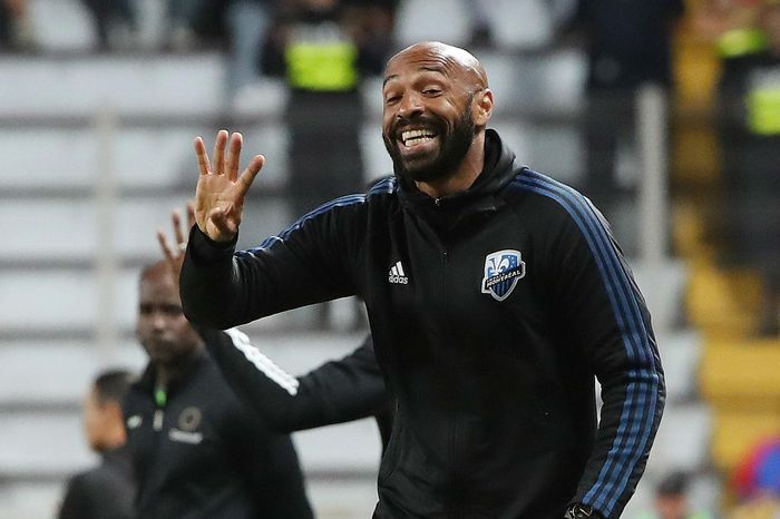 Henry dội gáo lạnh vào giấc mơ của Arsenal