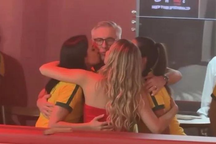 Hình ảnh 3 cô gái hôn HLV Ancelotti gây sốt