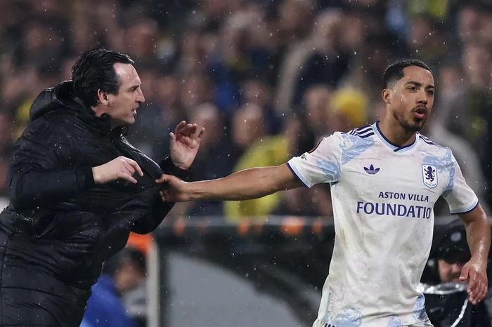 HLV Aston Villa hành động gây sốc với học trò