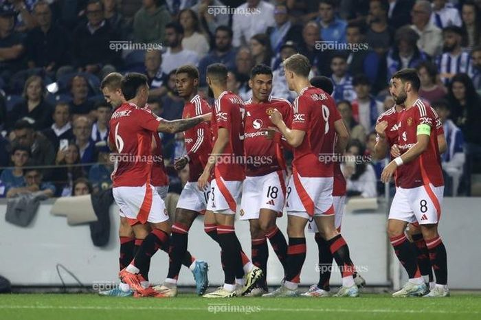 HLV Carrick gây bão vụ Rashford trở lại Man United