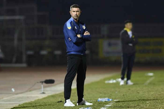 HLV Kewell: Sân tập Hà Nội FC đẹp như Wembley