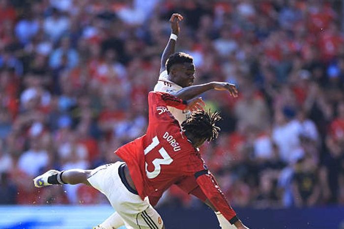 HLV Michael Carrick tìm lời giải ngăn chặn Bukayo Saka bằng vũ khí Patrick Dorgu