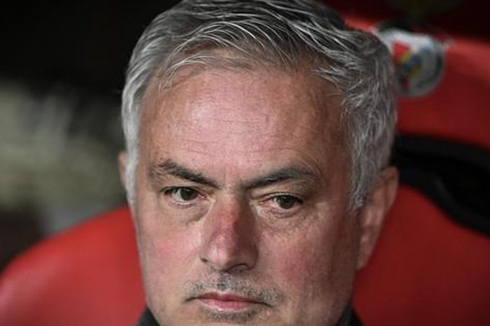 HLV Mourinho bị cấm chỉ đạo 2 trận sau sự cố ở đại chiến Benfica