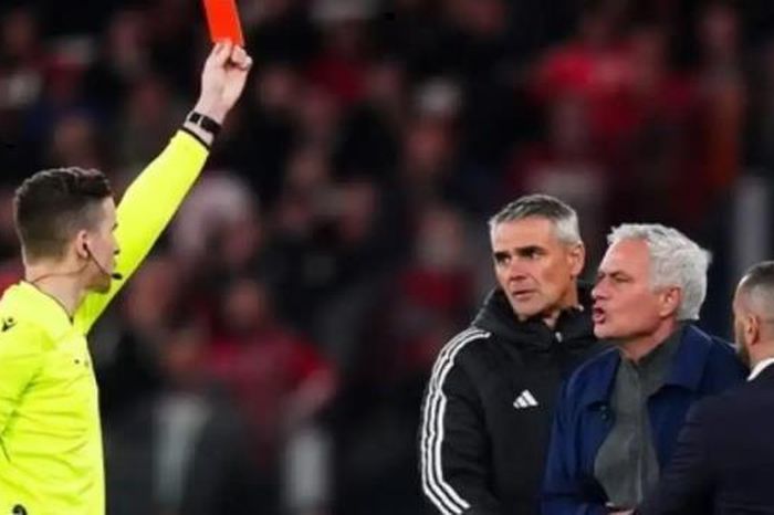 HLV Mourinho lĩnh thẻ đỏ, tố bị học trò cũ liên tục gọi 'kẻ phản bội'