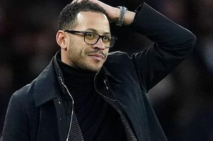 HLV Rosenior dọa 'trảm' sao Chelsea sau 'mưa thẻ đỏ'