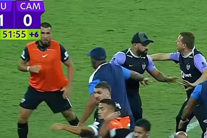 Hỗn loạn ở derby Brazil