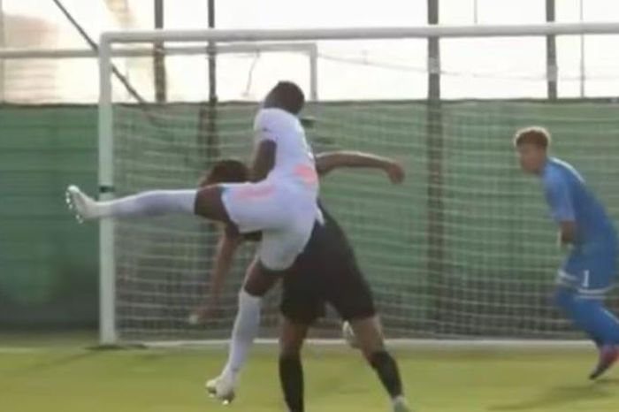 Jhon Duran đấu vật ở trận ra mắt CLB Nga