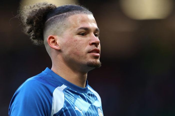 Kalvin Phillips gây tranh cãi