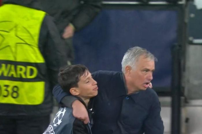 Khoảnh khắc ăn mừng bùng nổ của Mourinho