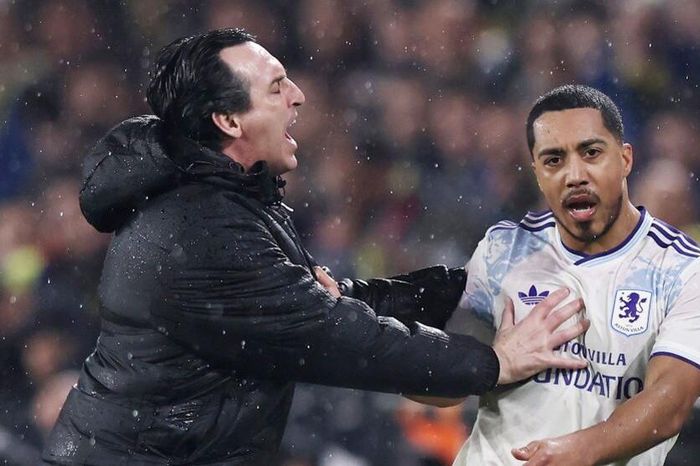 Khoảnh khắc HLV Unai Emery nổi nóng với cầu thủ Aston Villa