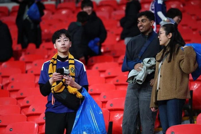 Không chỉ thắng Anh, CĐV Nhật Bản còn ghi điểm tuyệt đối khi dọn sạch rác ở Wembley