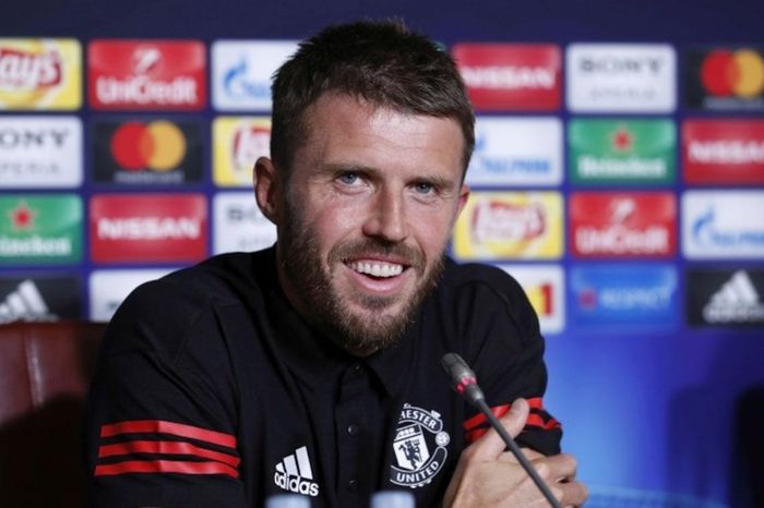 Không phục đàn em Carrick, Scholes khuyên MU đi lùi?